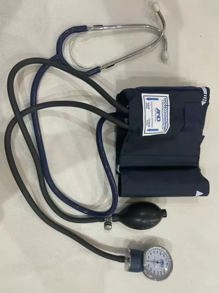 Тонометр механический на плечо AND UA-100 c манжетой 22-32 см и встроенным стетоскопом б/у %