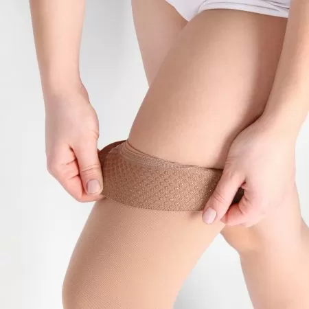 Чулки компрессионные IDEALISTA ID-300 унисекс 1 класс компрессии с закрытым носком и гладкой резинкой цвет карамель 